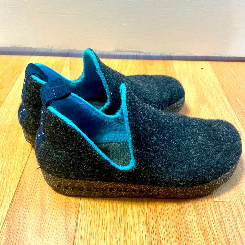 Women's Wool Slip-On Flats in Dark Gray with Teal Trim